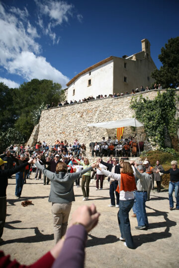 Ballada de sardanes als peus de l'ermita