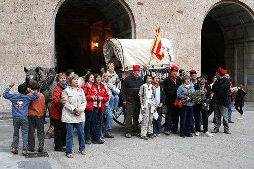 Pelegrins arribats en tartana antiga