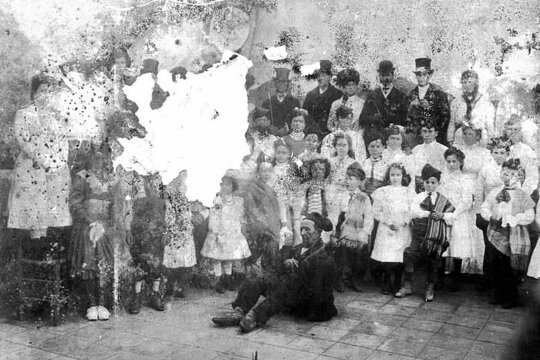 El que feia d'esparriot amb una xeringa. Foto: Arxiu municipal de Castelló d'Empúries