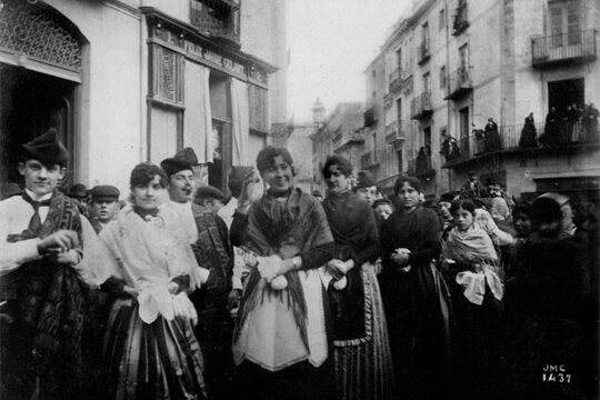Ball dels confits a Figueres. Foto: Àlbum Rubaudonadeu-Biblioteca Fages de Climent