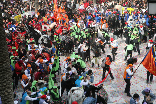 La batalla de caramels a la plaça de la vila de Vilanova