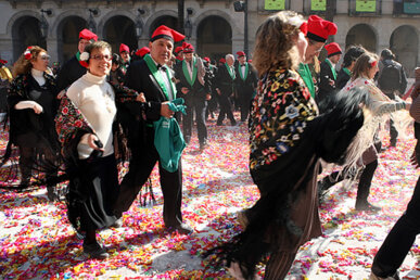 Una comparsa entrant a plaça