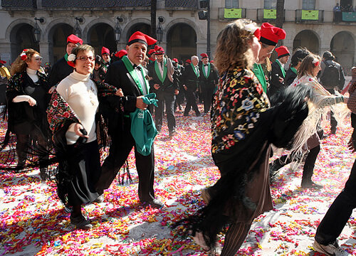 Una comparsa entrant a plaça