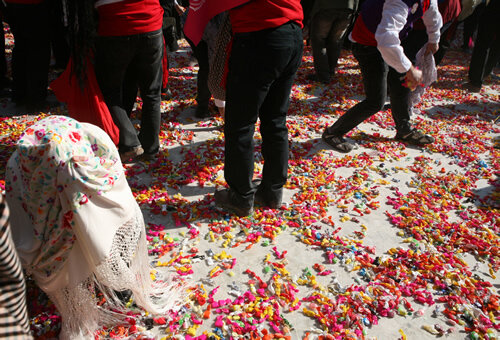 La plaça queda encatifada de caramels