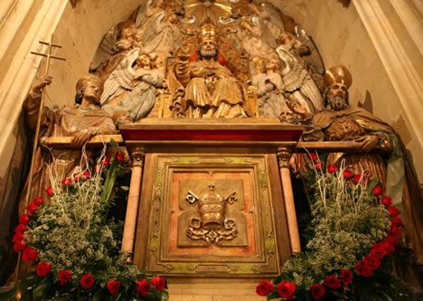 El conjunt escultòric, amb l'armari de tres panys