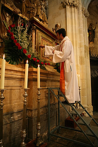 A punt d'obrir l'armari