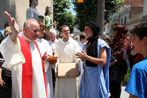 Els pirates intenten sabotejar la benedicció de vehicles