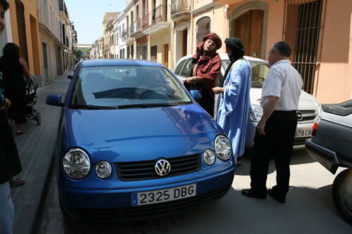 Els pirates negociant amb un conductor