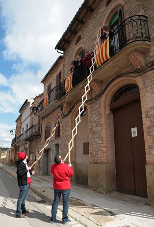 Fent arribar una flor a un balcó
