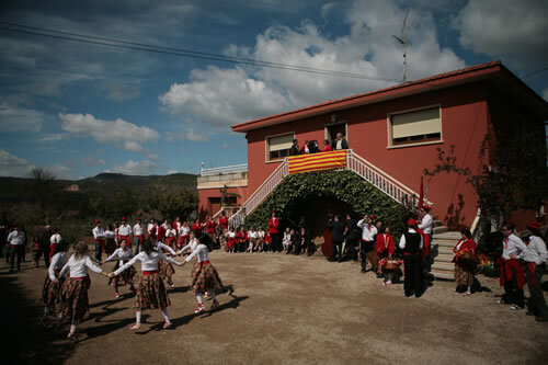 Ball de noies al pati d'una casa