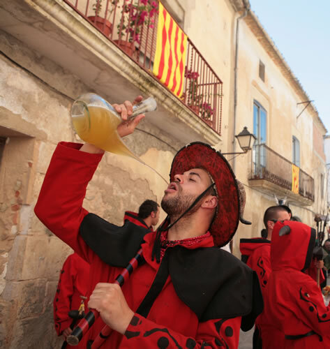 La diablessa bevent durant la cercavila