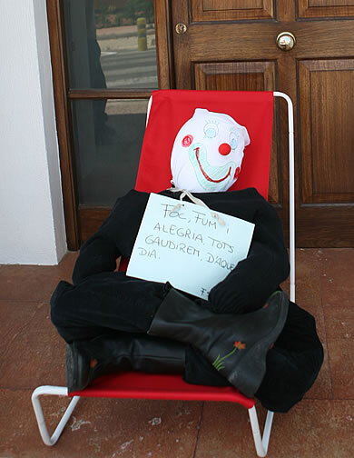 Bujot davant d'una casa