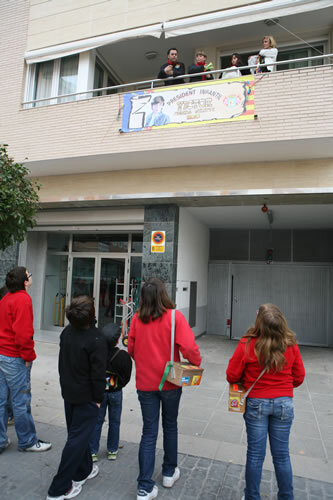 Un càrrec de la falla llançant carmels