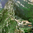 Vista aèrea del Santuari, la muntanya i la cova