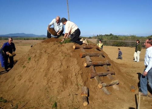 La carbonera es cobreix amb terra