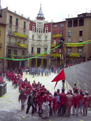 La Plaça de Sant Pere, en plena batalla