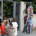 Amb el catxerulo a l'entrada de la residència d'avis