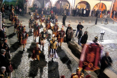 El manípul de manaies entrant a plaça