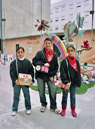 Xiquets amb les caixes de trons de bac