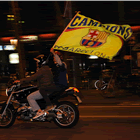 Enarborant una bandera desde la moto