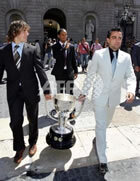 Portant la copa als representants de la comunitat