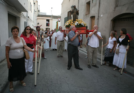 La imatge del sant és portada per representants de les entitats