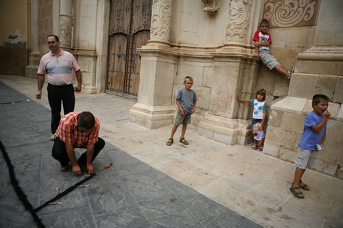 Fixant els trons a terra