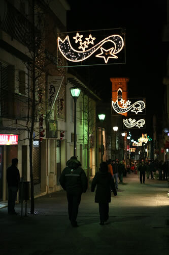 Els carrers guarnits amb l'estrella que guia els Reis