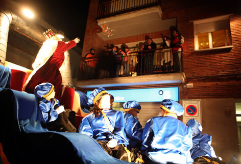 El Rei Blanc repartint carmels