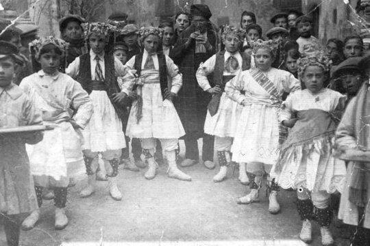 Els garrofins l'any 1918 amb el flabiolaire (foto Josep Vilanova) Arxiu Històric de Moià