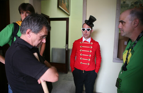 Ultimant els preparatius al balcó