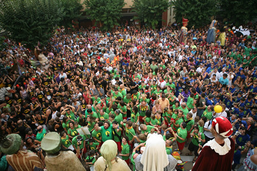 La plaça s'omple de gom a gom