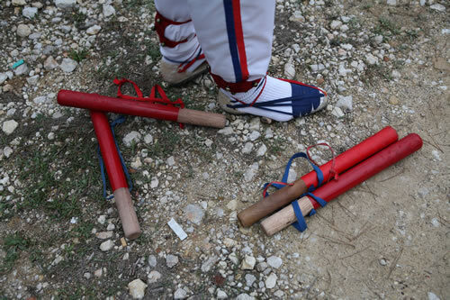 Els carrers sense asfaltar i els bastons, protagonistes