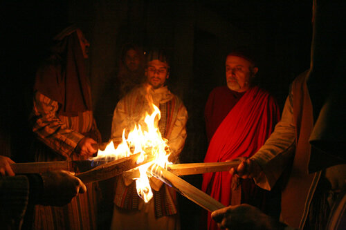 Encenent torxes de foc