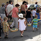 La mainada amb els tortells. Foto: © 2003 La Miranda