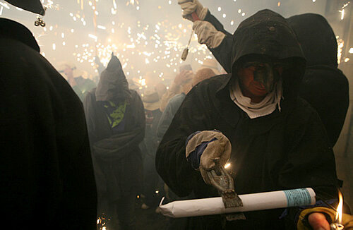 Membre dels Dracs encenent un coet