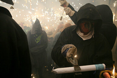 Membre dels Dracs encenent un coet