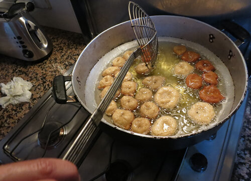 La pasta es fregeix amb oli