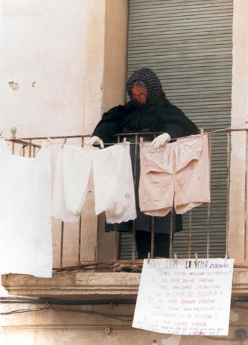 Vella al balcó