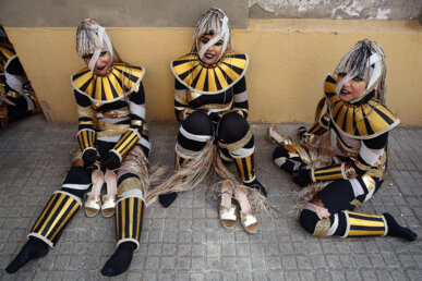 Tres noies d'una comparsa