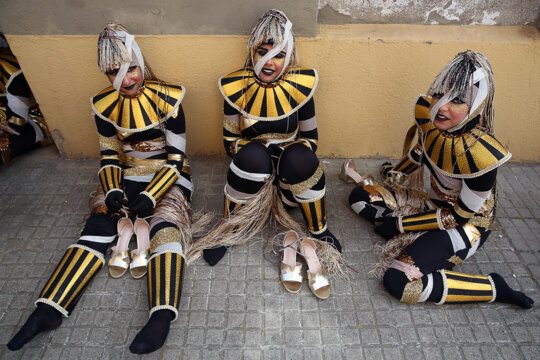 Tres noies d'una comparsa