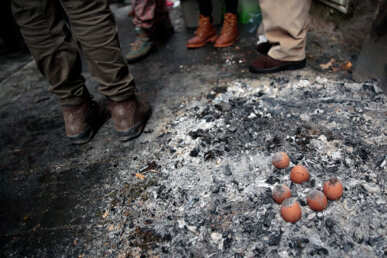 Ous sobre la brasa d'una foguera
