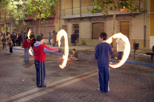 Dos xiquets rodant les aixames