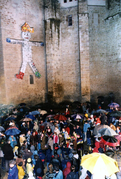 La Llufa Gegant penjada al campanar anuncia el dia de les innocentades