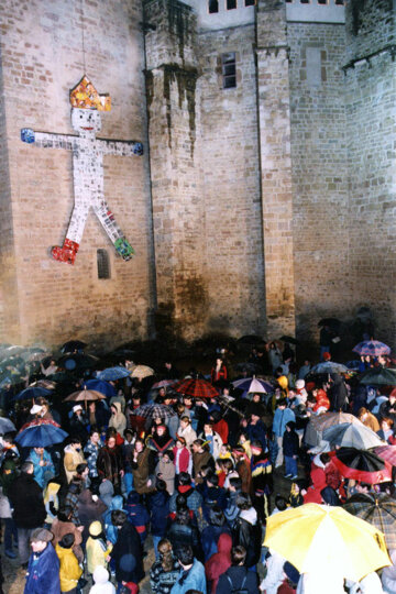 La Llufa Gegant penjada al campanar anuncia el dia de les innocentades