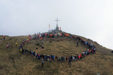 Una multitudinària 'Hora dels adéus' posa fi a l'aplec
