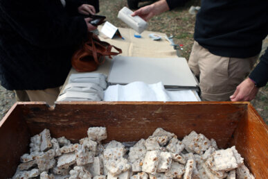 Un dels costums de l'aplec és la compra de torrons