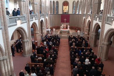 Missa a l'interior del santuari