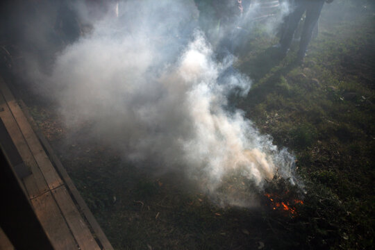 Una de les petites fogueres amb romaní i farigola