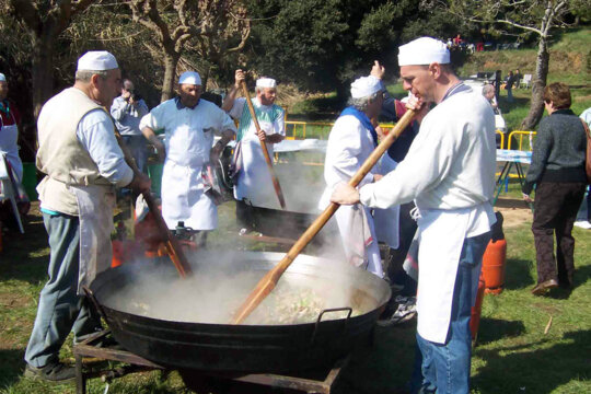 Preparant l'arròs. Foto: Associació Xino Xano